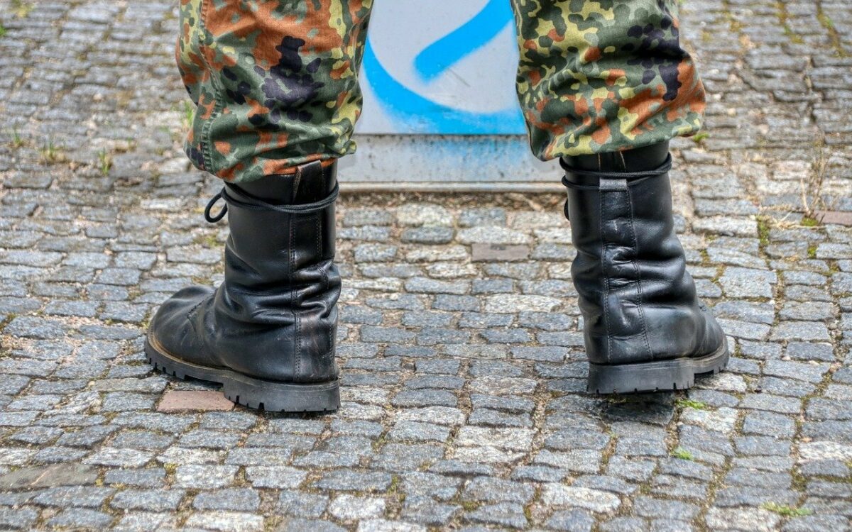 Ein Bundeswehrsoldat steht auf einem Weg. Ein Bundeswehrsoldat steht auf einem Weg.